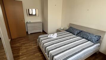 2 Schlafzimmer, Schreibtisch, Bügeleisen/Bügelbrett, Reisekinderbett