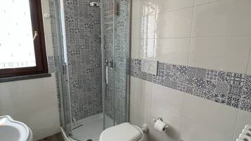 Dusche, Haartrockner, Bidet, Handtücher