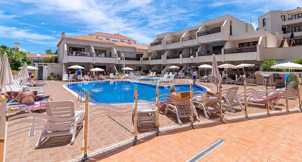 Utendørsbasseng og et oppvarmet basseng