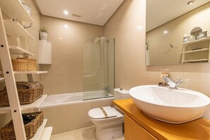 Bathtub, hair dryer, towels, shampoo - GOTENERIFE Apart'Chaga Terrace, Pools & Free Parking (Adeje)