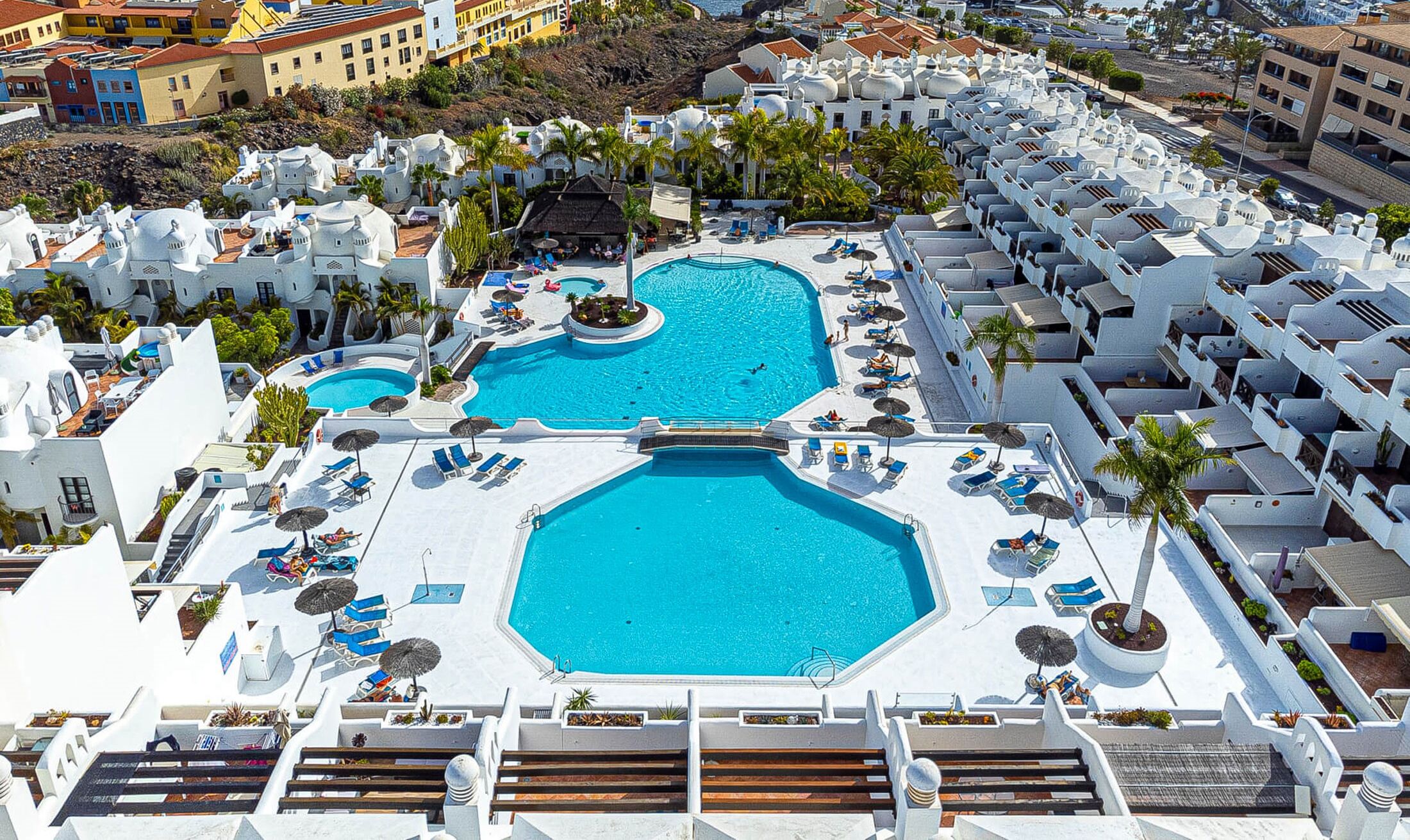 Una piscina al aire libre, una piscina climatizada