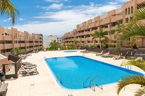 Utomhuspool och uppvärmd pool