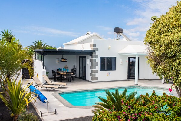 Een buitenzwembad en een verwarmd zwembad