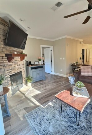 Smart TV, fireplace