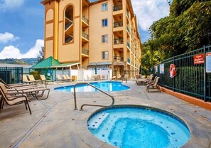 Una piscina al aire libre, una piscina climatizada