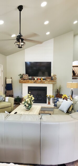 Smart-TV, Kamin, Bücher