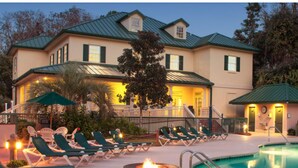 Outdoor pool, a heated pool - 2 bed 2 bath sleeps 6. Walking distance to beach, shops/restaurants in Coligny.  (Hilton Head Island)