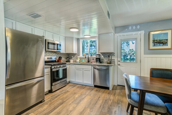 Refrigerador, microondas, horno y parrilla de estufa 