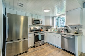 Refrigerador, microondas, horno y parrilla de estufa 