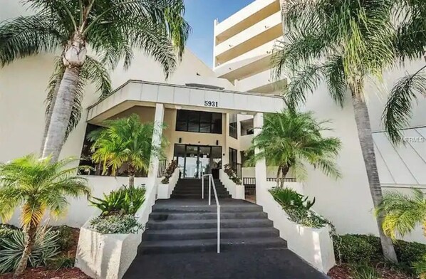 Exterior - New Listing! Beautiful Condo surrounding the Gulf! (Hudson)