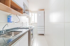 Kühlschrank, Mikrowelle, Mixer, Kochgeschirr/Geschirr/Besteck