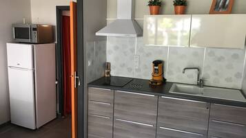 Refrigerador, microondas, cafetera/tetera, utensilios de cocina