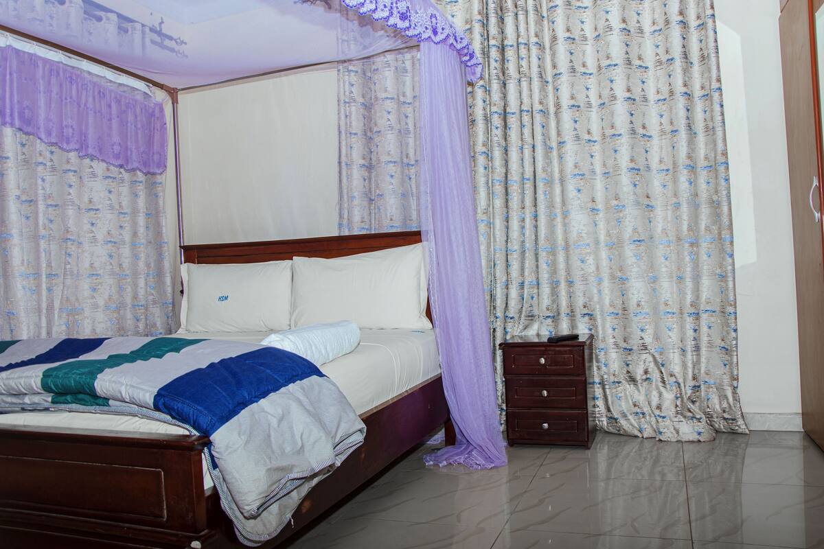 Superior Single Room | Peralatan tempat tidur premium, meja, ruang kerja komputer riba 