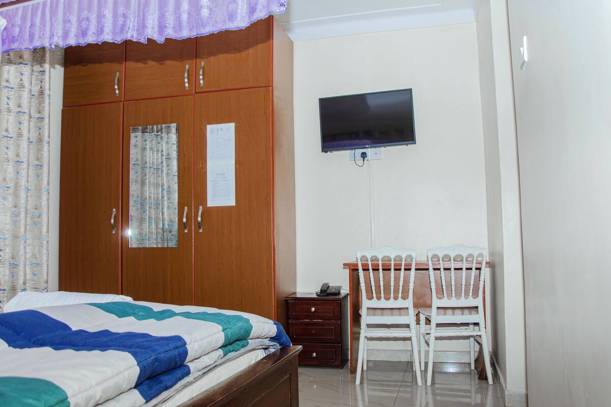 Superior Double Room | Peralatan tempat tidur premium, meja, ruang kerja komputer riba 