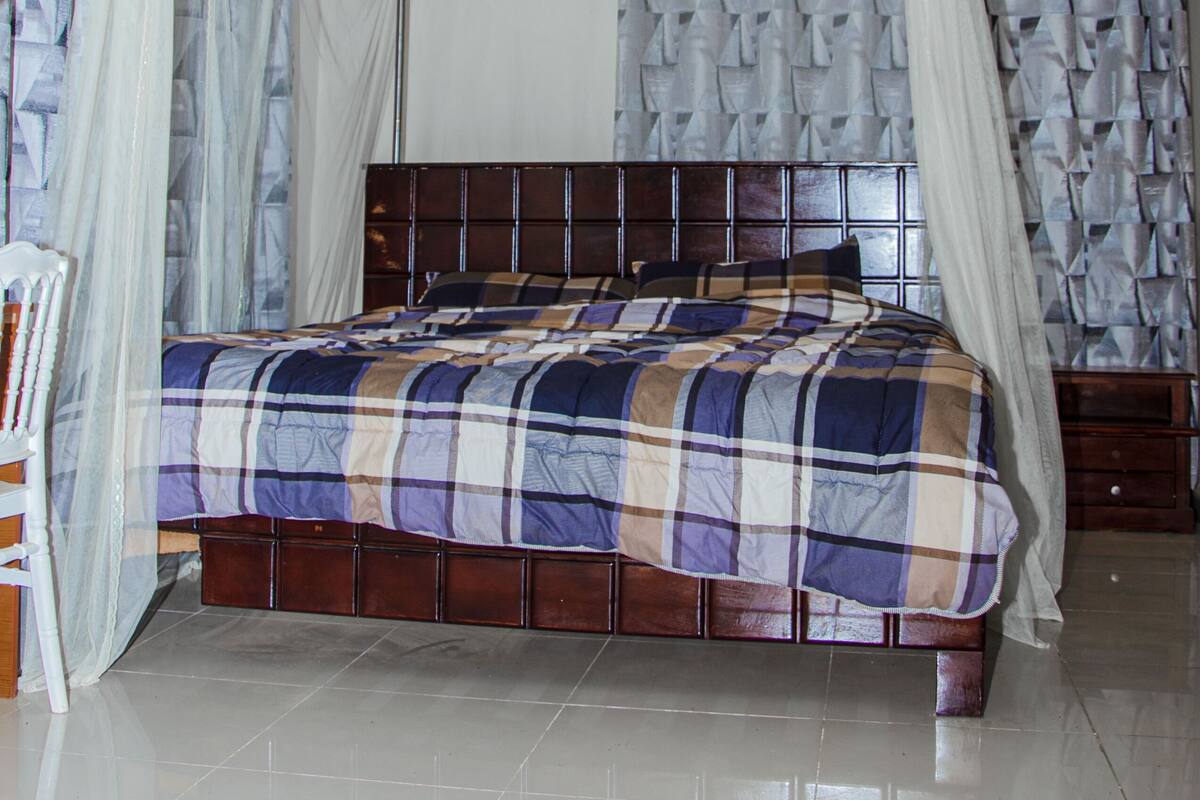Peralatan tempat tidur premium, meja, ruang kerja komputer riba 