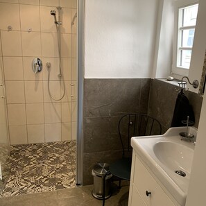 Shower, hair dryer, towels, soap - Nature farm in the Bergisch region for wonderful days of relaxation in the "Emma" vacation apartment (Reichshof - Eiershagen)
