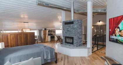 Enjoy a weekend on Raccoon River! Great views, full kitchen and Laundry included