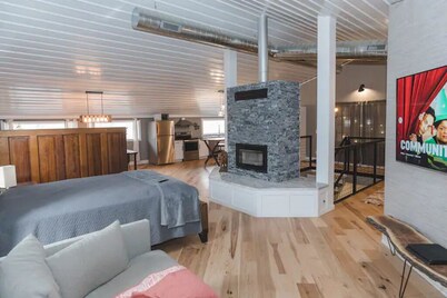 Enjoy a weekend on Raccoon River! Great views, full kitchen and Laundry included