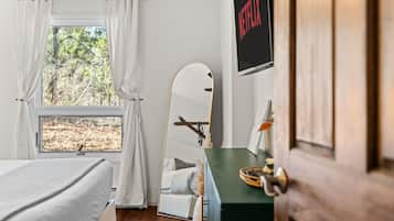 2 bedrooms, desk, iron/ironing board, WiFi