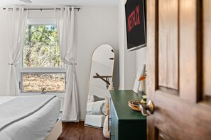 2 bedrooms, desk, iron/ironing board, travel cot