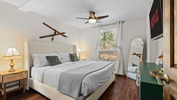 1 quarto, escrivaninha, ferros/tábuas de passar roupa, berço de viagem