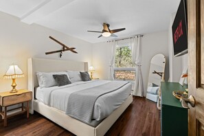 2 Schlafzimmer, Schreibtisch, Bügeleisen/Bügelbrett, Reisekinderbett