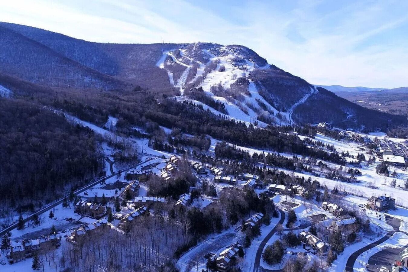 Un paysage montagneux avec un village niché au fond de la vallée.
