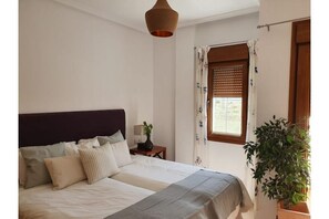 4 soverom, skrivebord, strykejern/-brett og reiseseng for barn