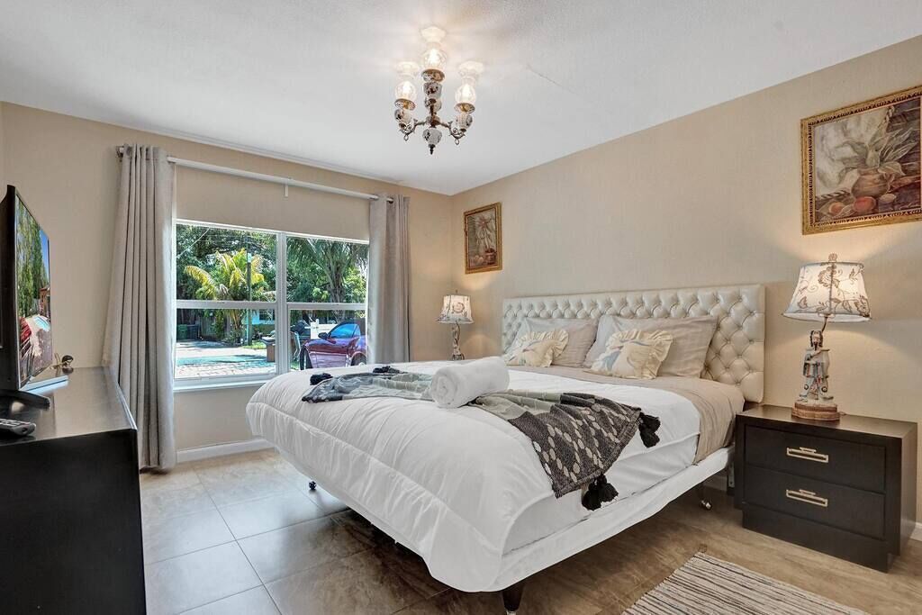 3 habitaciones, escritorio y tabla de planchar con plancha 