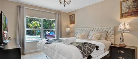 3 habitaciones, escritorio y tabla de planchar con plancha