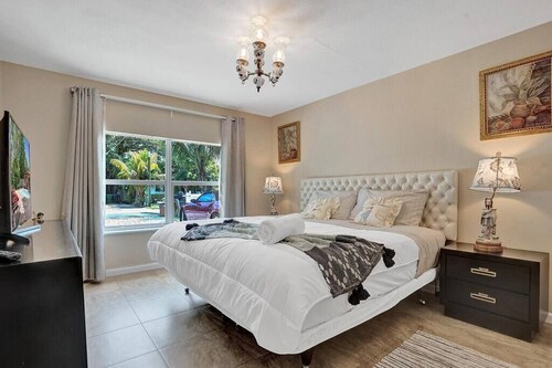 Heated Pool Elegant Family Home 10 Min to Beach