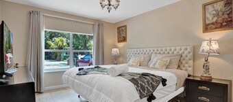 Heated Pool Elegant Family Home 10 Min to Beach