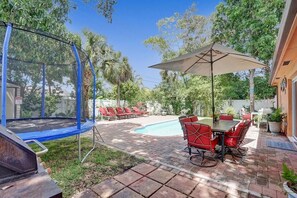 Outdoor dining - Heated Pool Elegant Family Home 10 Min to Beach (Hallandale Beach)