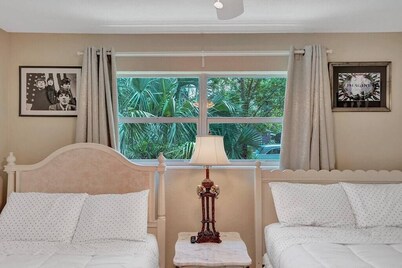 Heated Pool Elegant Family Home 10 Min to Beach