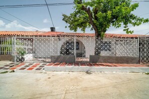 Exterior - Beautiful 1 bedroom with kitchenette and patio. (Gaira)