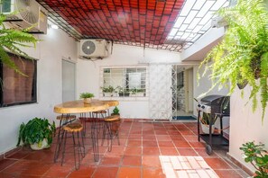 Outdoor dining - Beautiful 1 bedroom with kitchenette and patio. (Gaira)