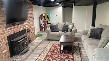 Een smart-tv, een open haard en videogames