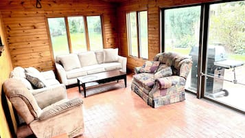 Een smart-tv, een open haard en videogames