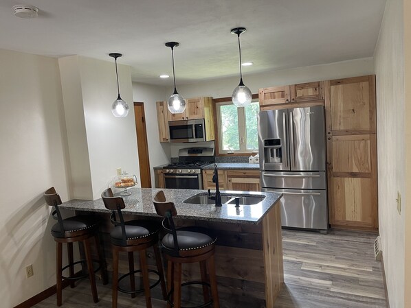 Fridge, microwave, oven, stovetop - Quiet country home close to tbk sports complex (Bettendorf)