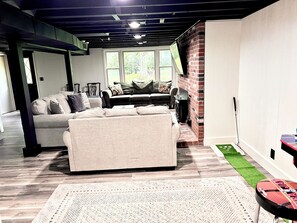 Smart TV, fireplace, video games - Quiet country home close to tbk sports complex (Bettendorf)