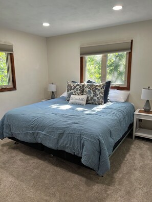 4 bedrooms, iron/ironing board, free WiFi, bed sheets - Quiet country home close to tbk sports complex (Bettendorf)