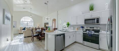 Réfrigérateur, four à micro-ondes, un four, surface de cuisson