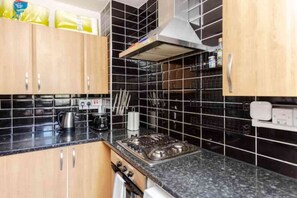 Fridge, microwave, oven, stovetop - Fantastically Located 2BD Flat in London Bridge (London)