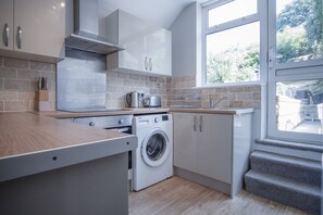 City-House | Eigene Küche | Wasserkocher, Toaster, Kochgeschirr/Geschirr/Besteck