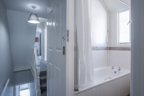 City-House | Badezimmer | Badewanne, Handtücher