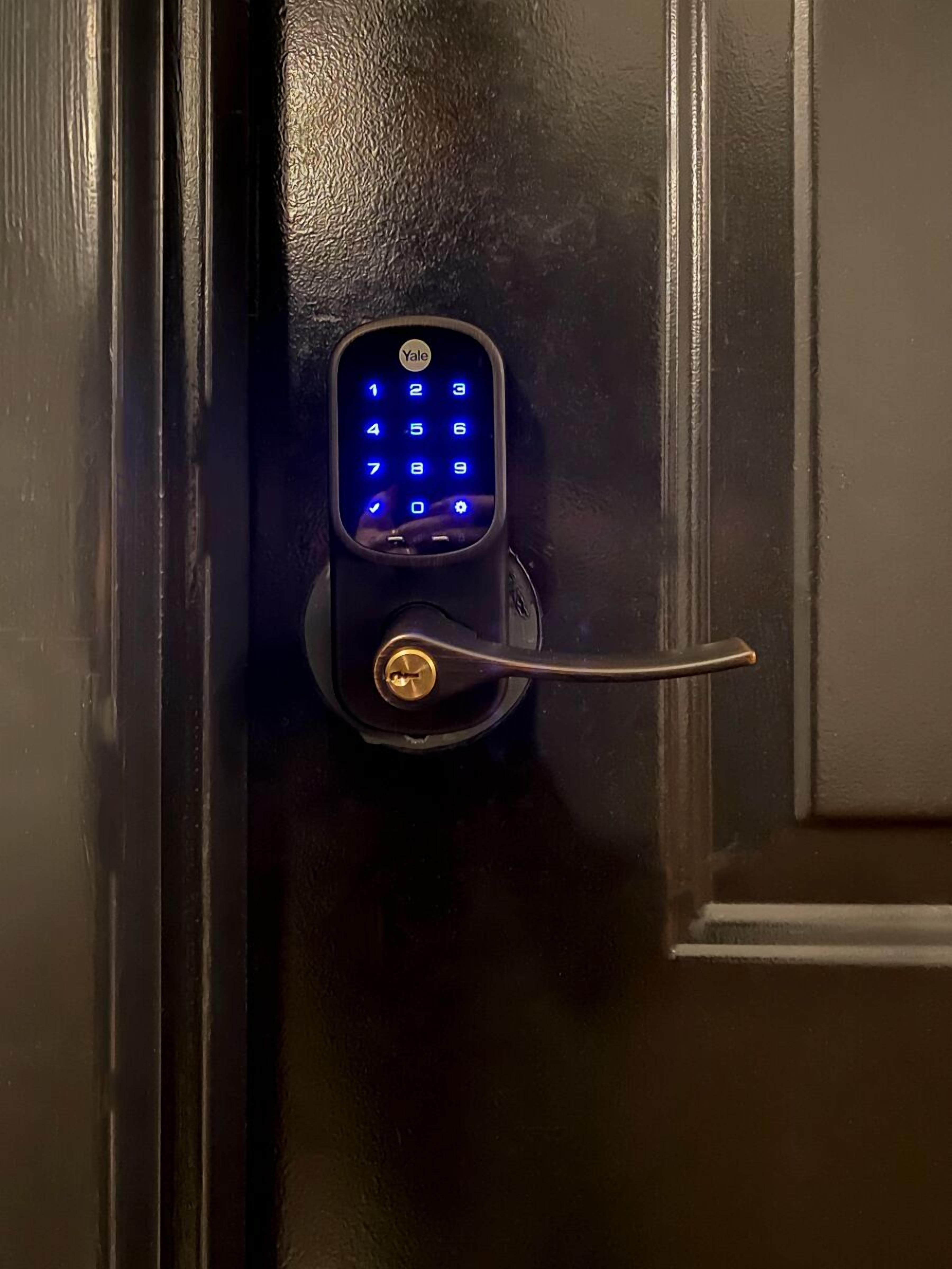 Uma fechadura inteligente Yale instalada numa porta.
