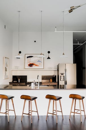 Refrigerador con freezer, microondas, horno, placa de cocina