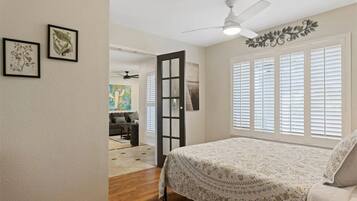 4 makuuhuonetta, työpöytä, silitysrauta/-lauta, ilmainen Wi-Fi