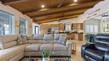 智能電視、壁爐、電子遊戲、足球機