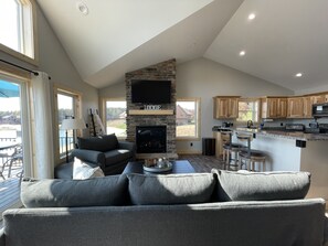 Smart-tv, pejs, bøger, computerskærme